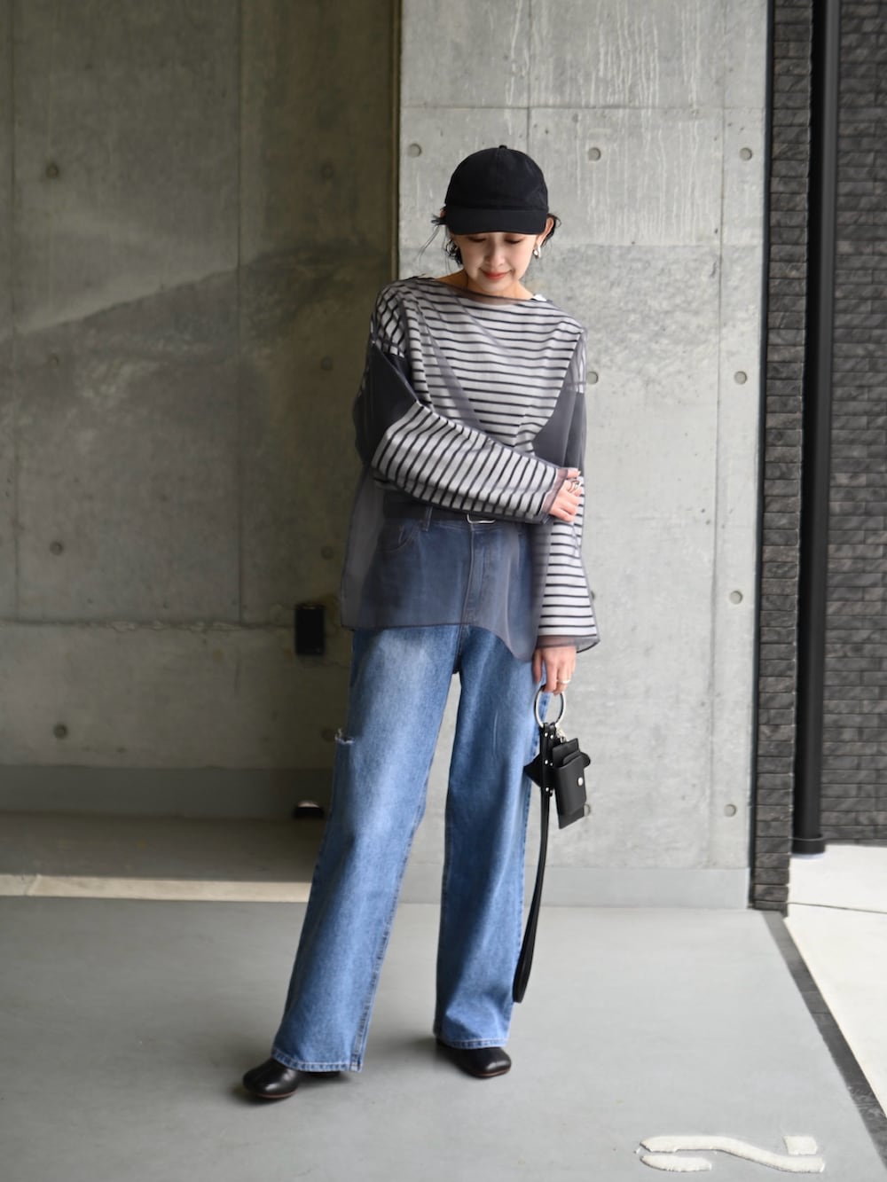 グレー系のシャツ/ブラウス、ブラック系のTシャツ/カットソー、ブルー系のデニムパンツを着用したレディースの春コーディネートの3枚目の写真