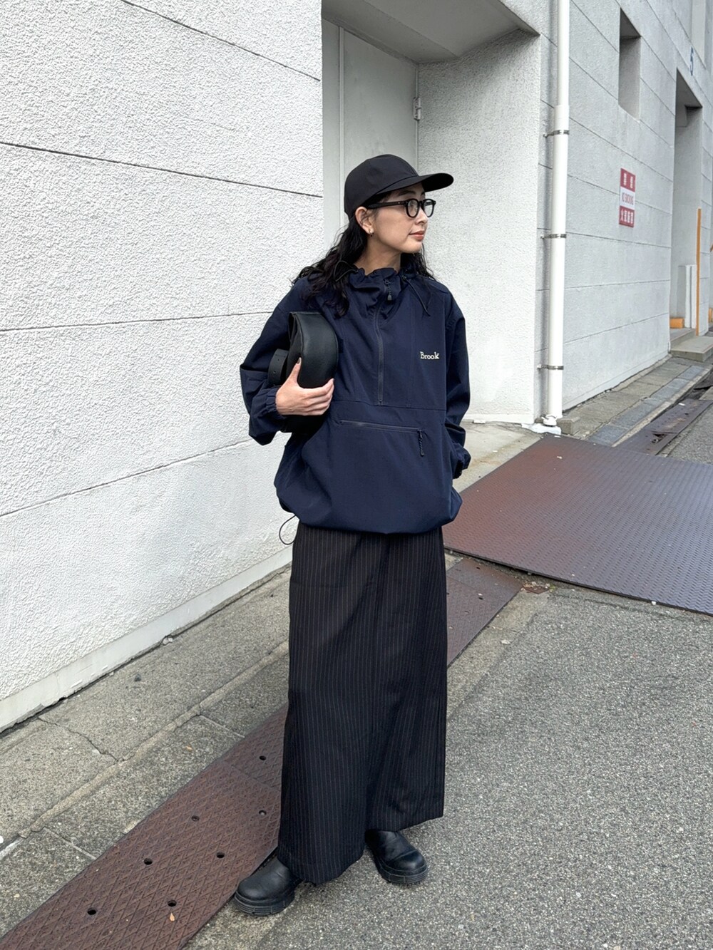 ブルー系のジャケット/アウター、ブラック系のスカート、ブラック系のブーツを着用したレディースの秋コーディネートの5枚目の写真