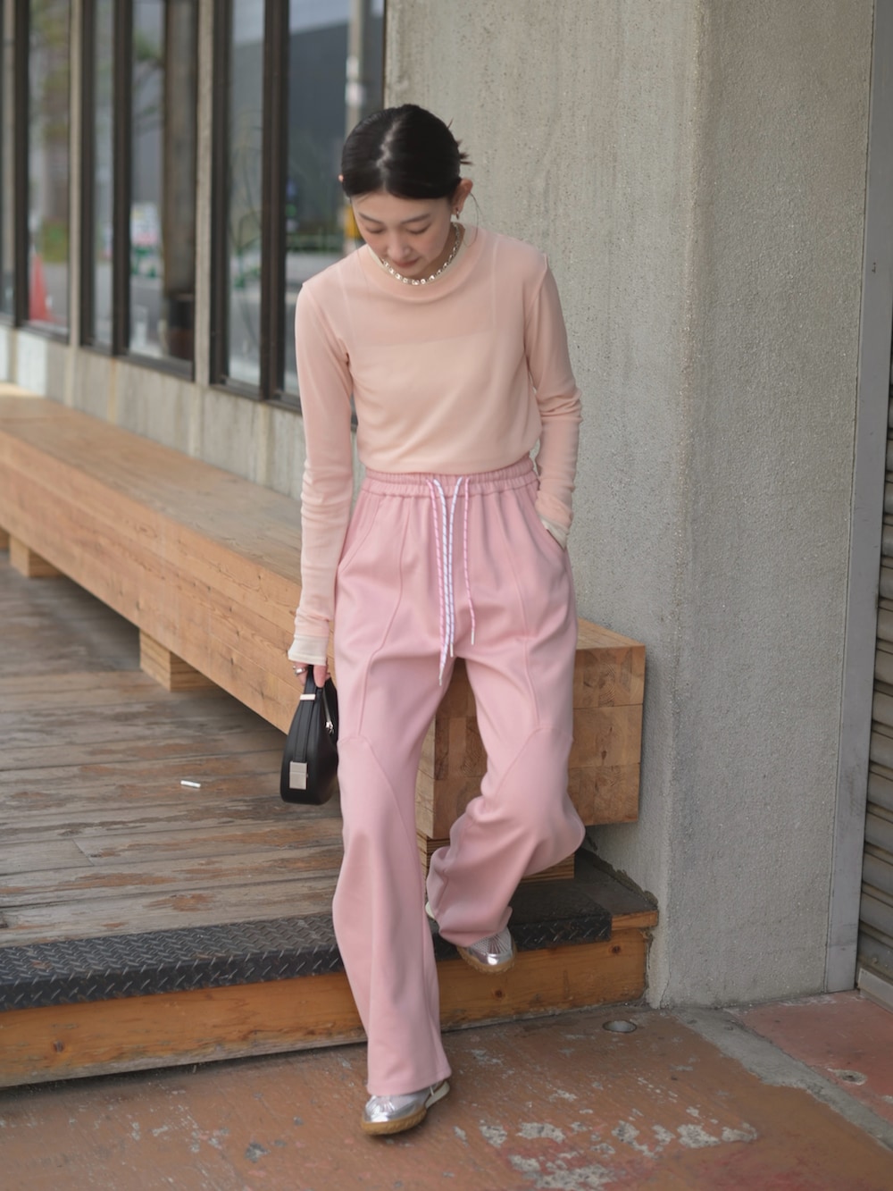 ピンク系のTシャツ/カットソー、ピンク系のスウェットパンツ、シルバー系のスニーカーを着用したレディースの春コーディネートの3枚目の写真