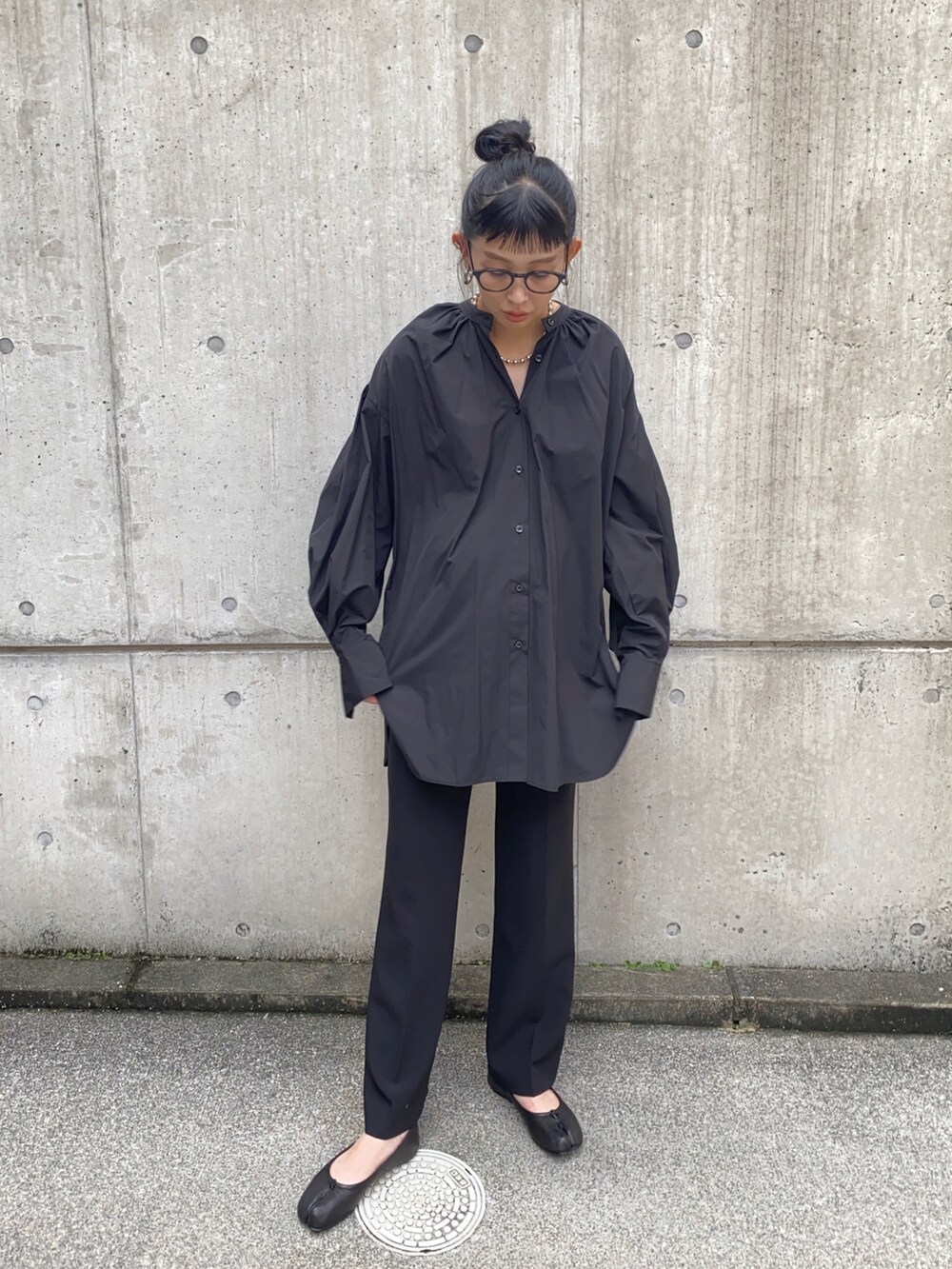 ブラック系のシャツ/ブラウス、ブラック系のその他パンツ、ブラック系のバレエシューズを着用したレディースの秋コーディネートの3枚目の写真