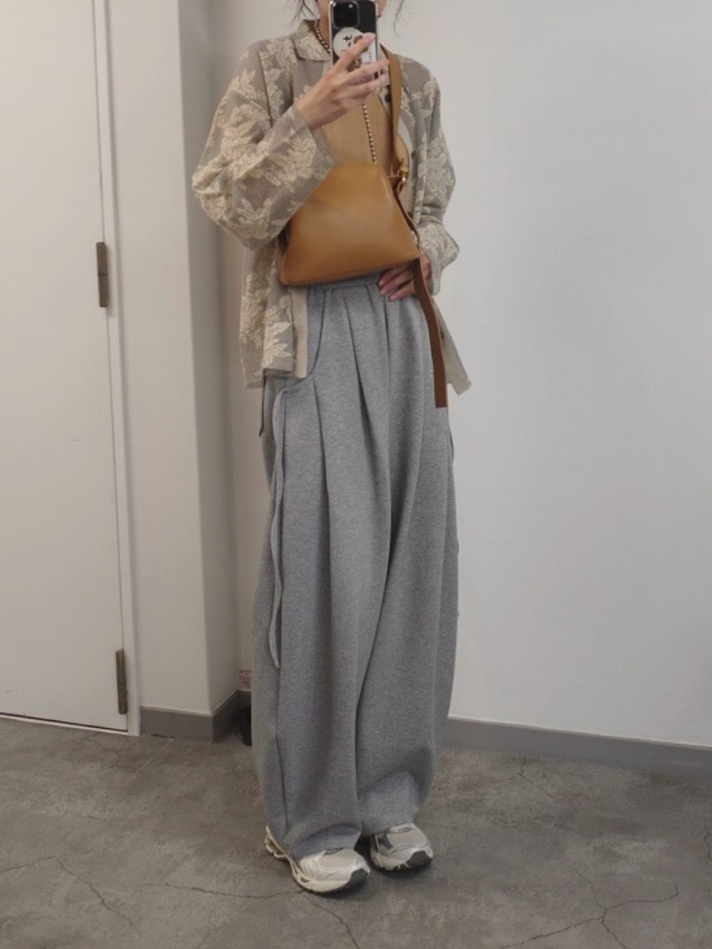 グレー系のシャツ/ブラウス、ベージュ系のキャミソール、グレー系のスウェットパンツを着用したレディースの夏コーディネートの2枚目の写真