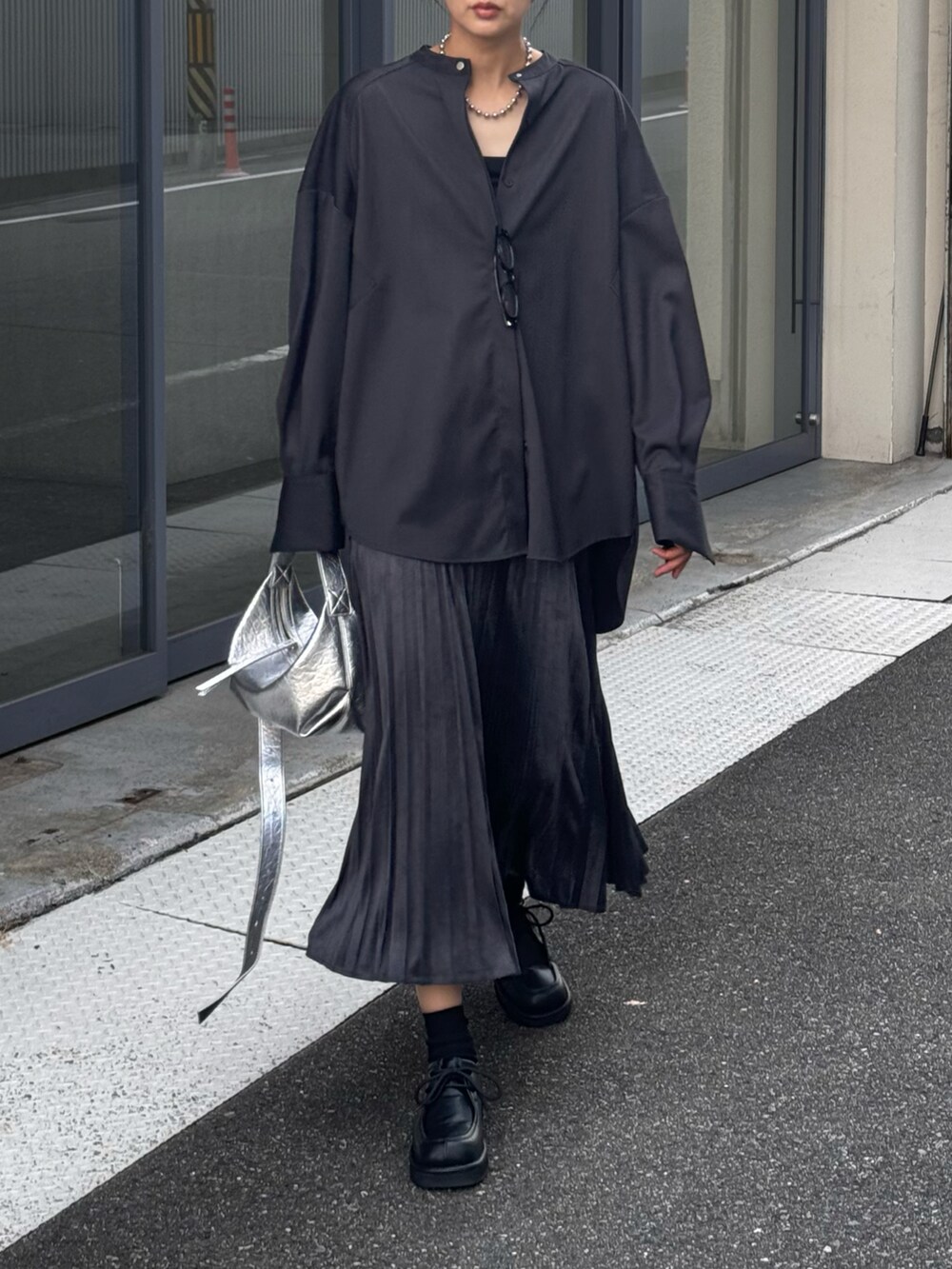 グレー系のスカート、グレー系のシャツ/ブラウス、シルバー系のショルダーバッグを着用したレディースの秋コーディネートの5枚目の写真