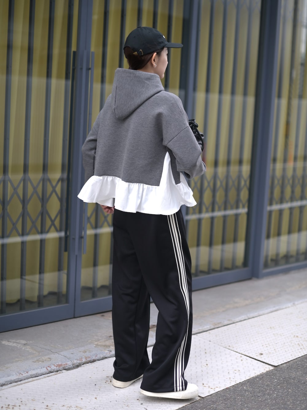 グレー系のテーラードジャケット、グレー系のTシャツ/カットソー、ブラック系のスウェットパンツを着用したレディースの春コーディネートの4枚目の写真