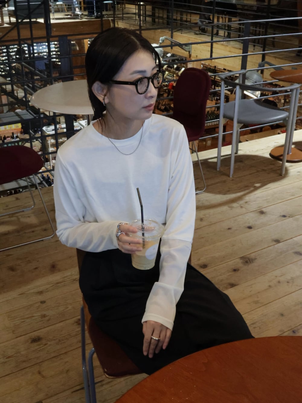 ホワイト系のTシャツ/カットソー、ブラック系のスラックス、ブラック系のベルトを着用したレディースの春コーディネートの2枚目の写真