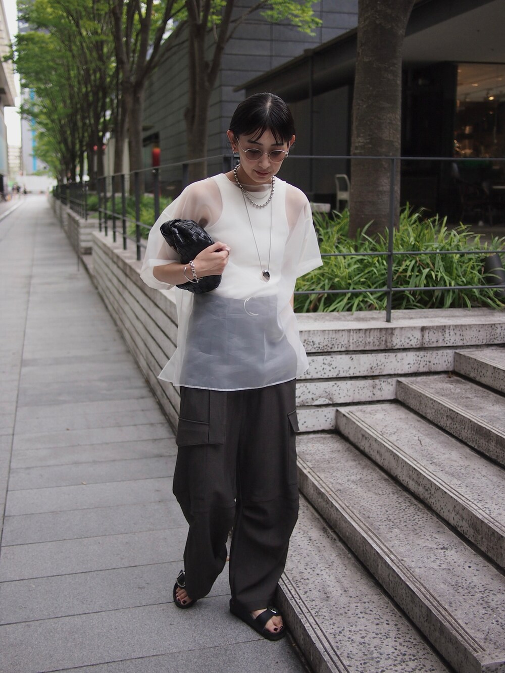 ホワイト系のシャツ/ブラウス、ホワイト系のタンクトップ、グレー系のパンツを着用したレディースの秋コーディネートの4枚目の写真