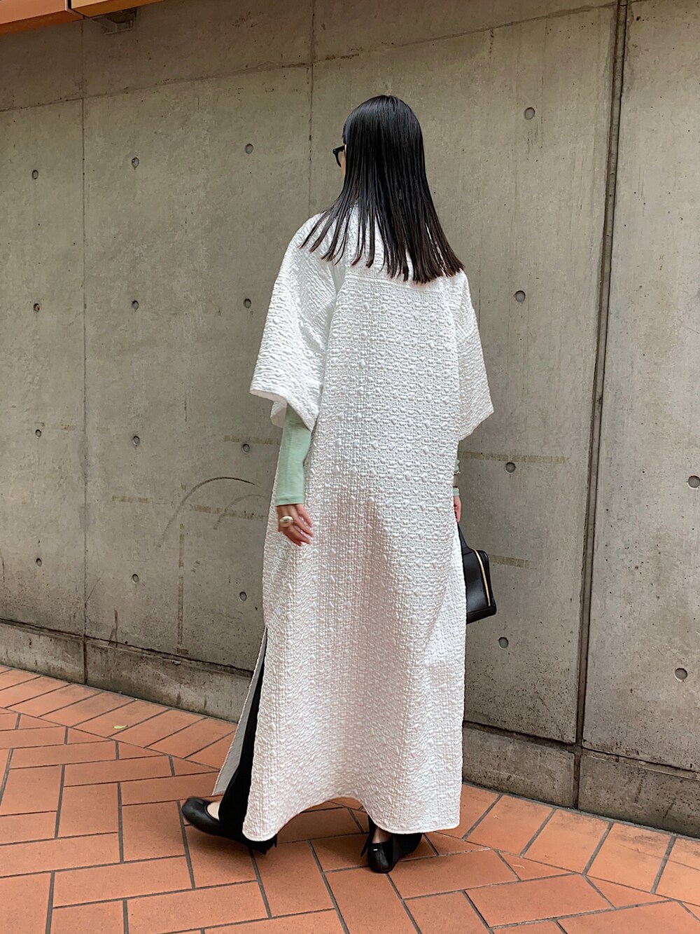 ホワイト系のワンピース、ブラック系のバレエシューズ、ブラック系のメガネを着用したレディースの春コーディネートの2枚目の写真