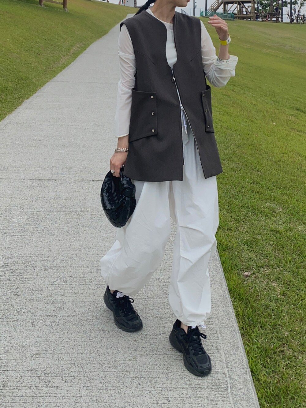 ホワイト系のTシャツ/カットソー、ホワイト系のその他パンツ、ブラック系のスニーカーを着用したレディースの春コーディネートの2枚目の写真