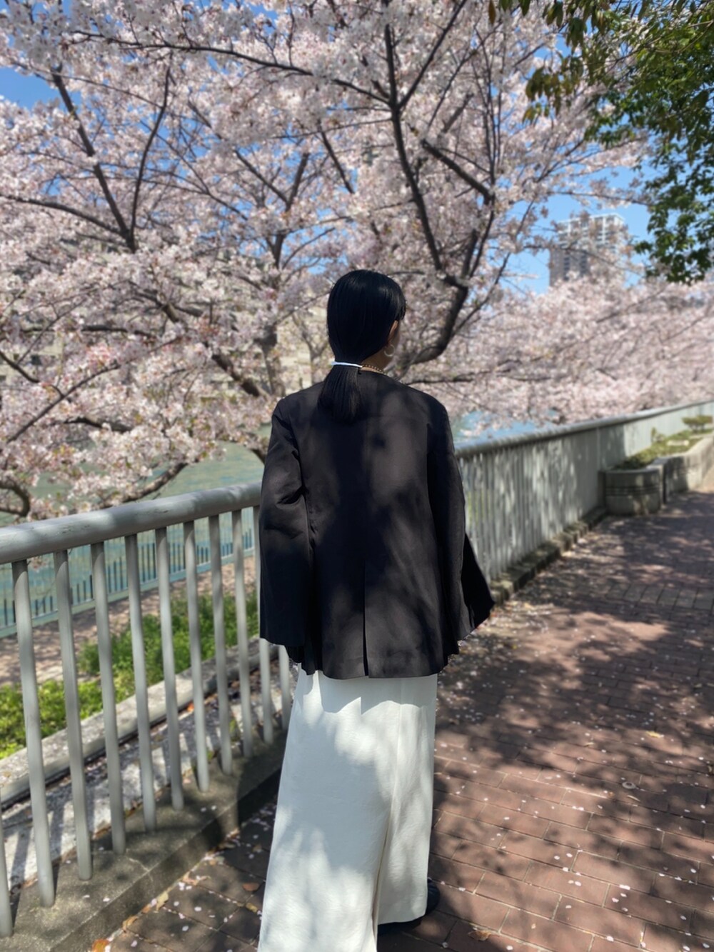 ブラック系のジャケット/アウター、ホワイト系のキャミソール、ホワイト系のTシャツ/カットソーを着用したレディースの春コーディネートの3枚目の写真