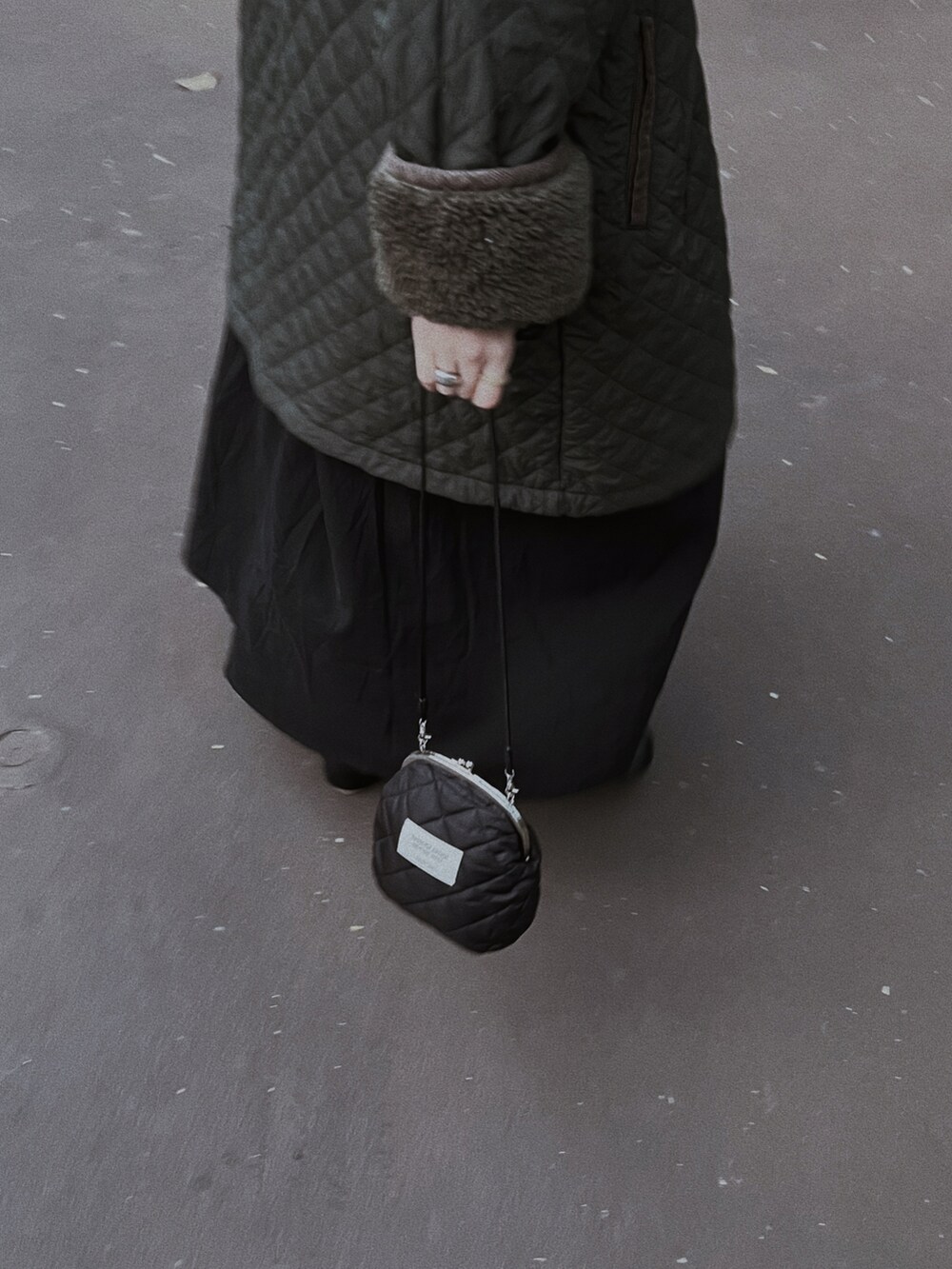 グリーン系のその他アウターを着用したレディースの冬コーディネートの2枚目の写真