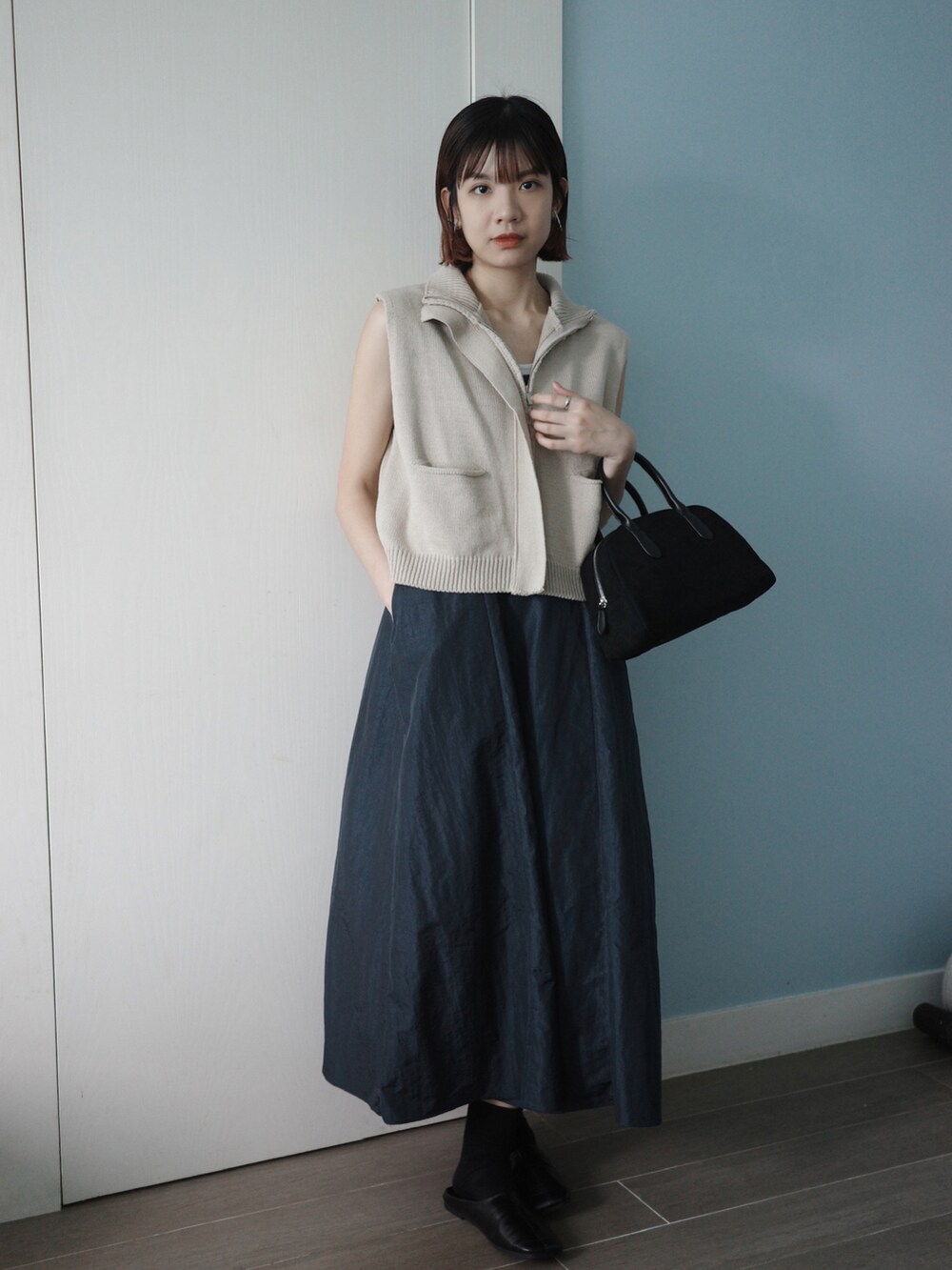 ブルー系のワンピース/ドレス、ベージュ系のトップスを着用したレディースの秋コーディネートの2枚目の写真