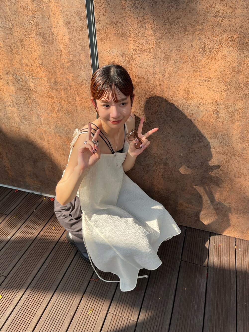 ホワイト系のワンピース/ドレスを着用したレディースの春コーディネートの3枚目の写真