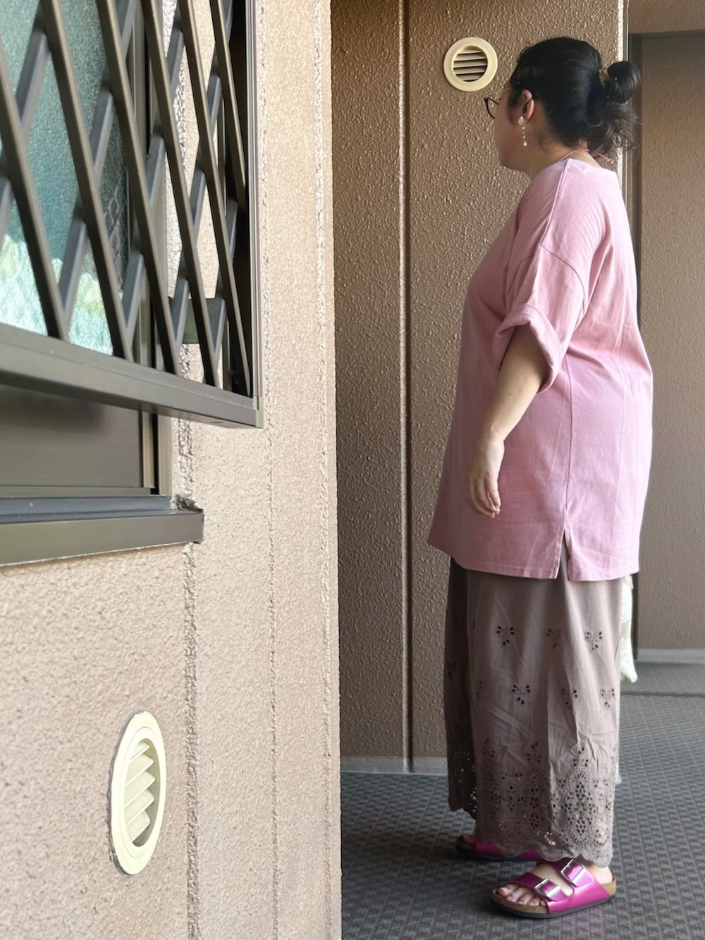 ピンク系のTシャツ/カットソー、ブラウン系のその他パンツ、ベージュ系のエコバッグ/サブバッグを着用したレディースの夏コーディネートの2枚目の写真