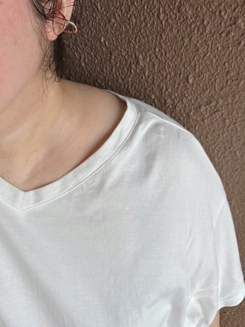 ホワイト系のTシャツ/カットソー、その他のパンツ、ピンク系のサンダルを着用したレディースの夏コーディネートの4枚目の写真