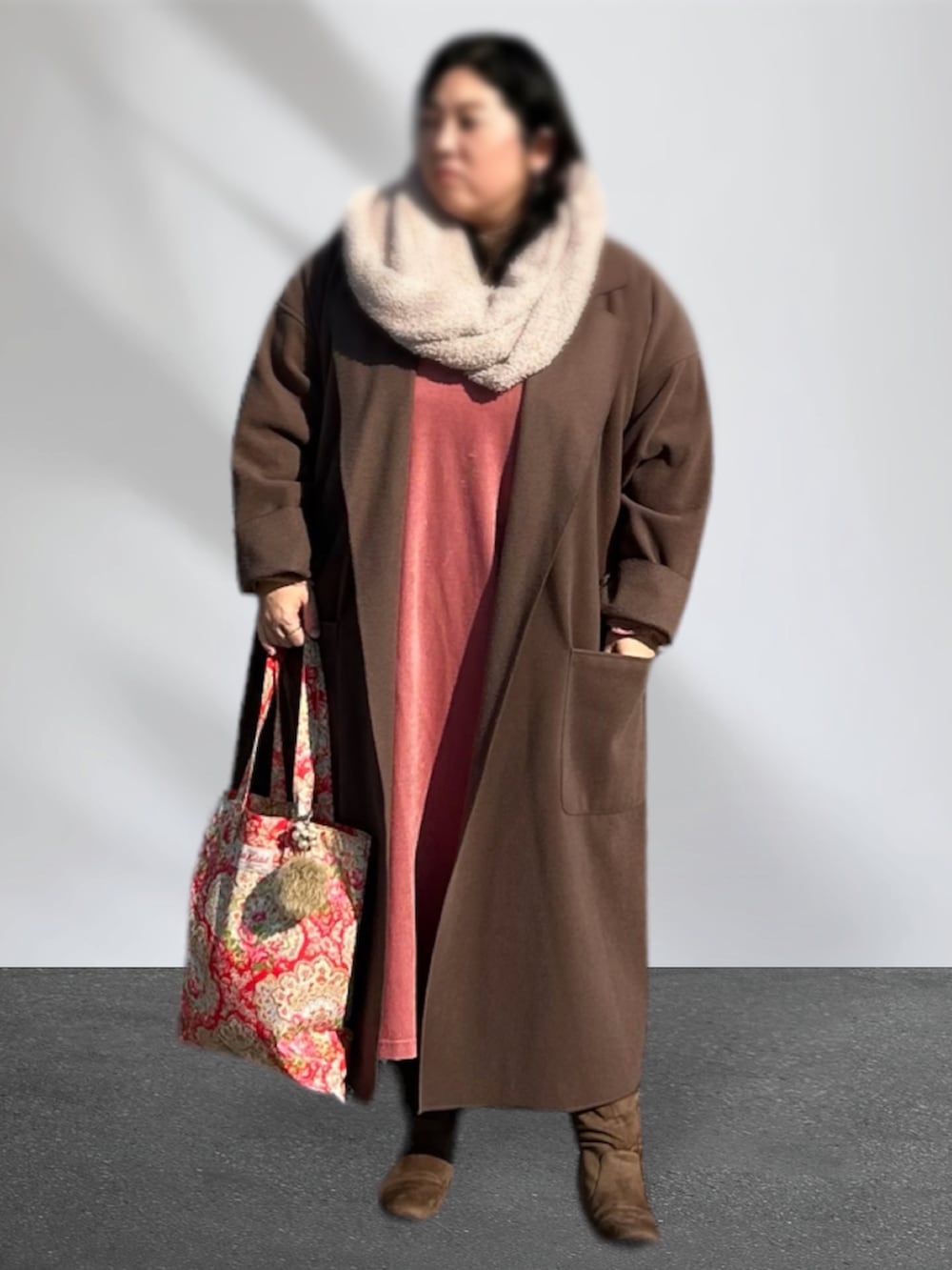 ピンク系のワンピース、ブラウン系のジャケット/アウター、ピンク系のニット/セーターを着用したレディースの冬コーディネートの2枚目の写真