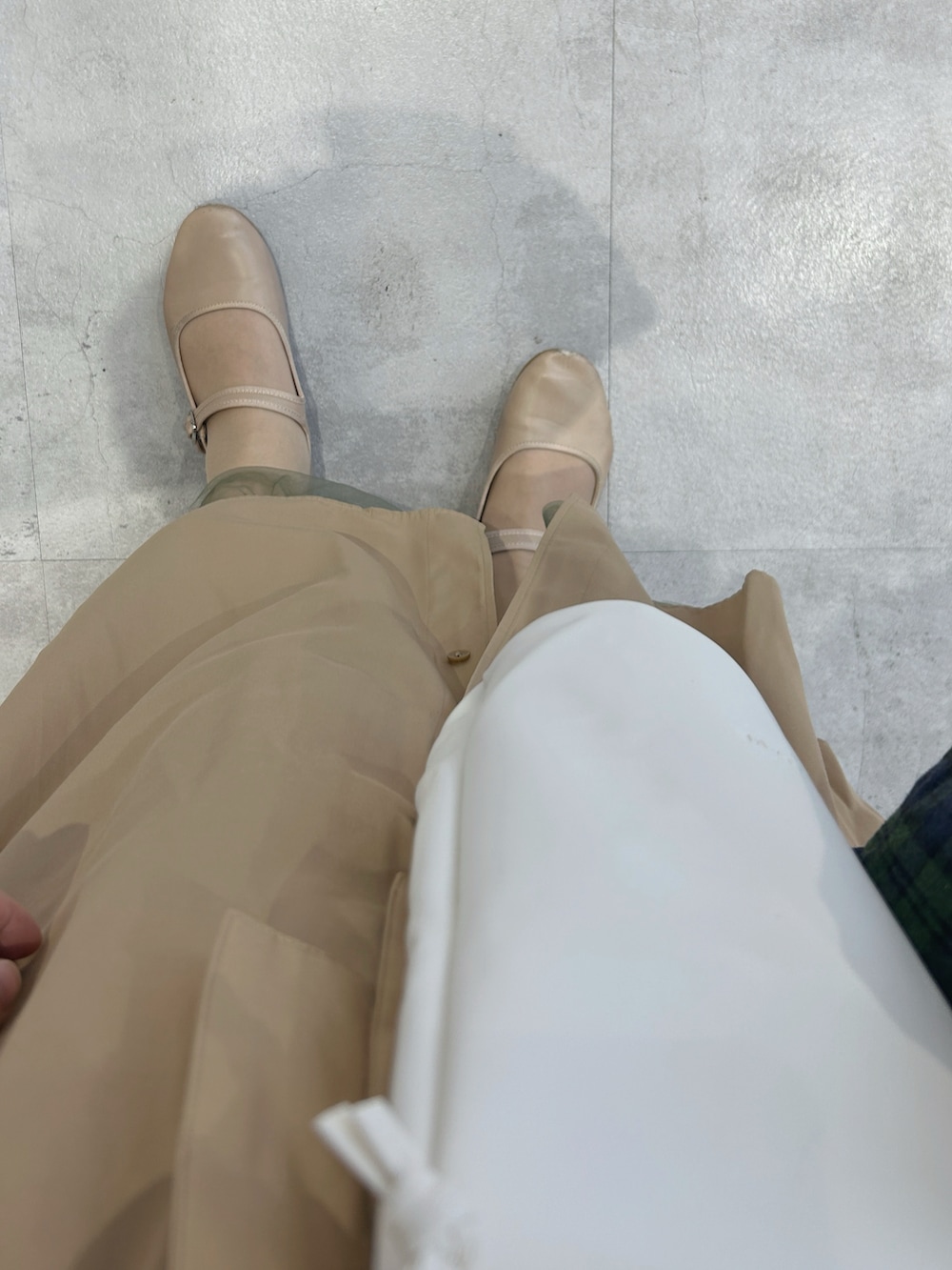 グリーン系のトートバッグ、ホワイト系のショルダーバッグ、グリーン系のワンピースを着用したレディースの秋コーディネートの3枚目の写真