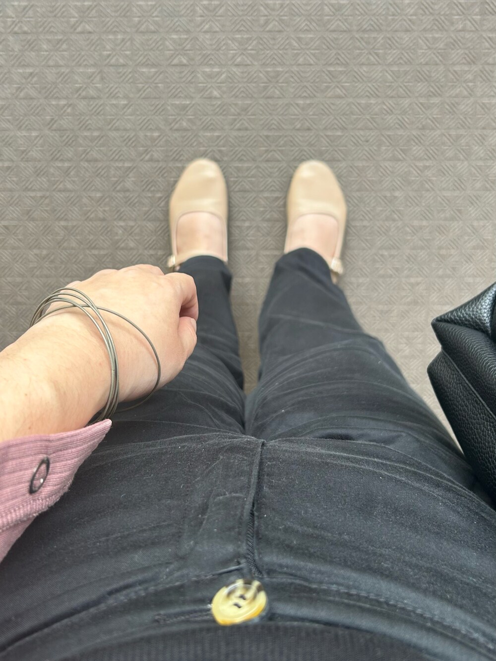 ピンク系のワンピース、ブラック系のタンクトップ、ブラック系のショルダーバッグを着用したレディースの夏コーディネートの2枚目の写真