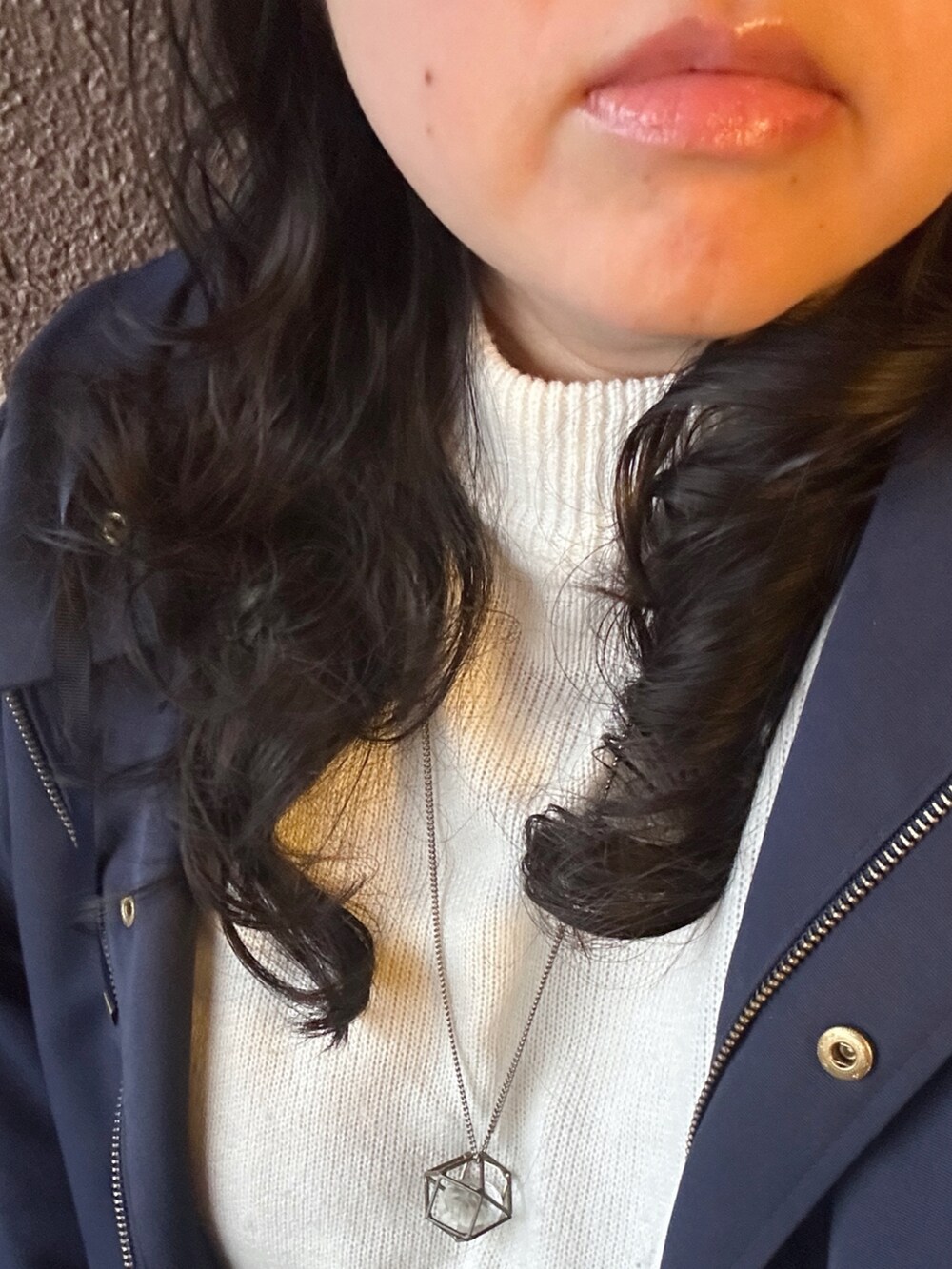 ホワイト系のニット/セーター、ブルー系のマウンテンパーカー、ブルー系のデニムパンツを着用したレディースの冬コーディネートの2枚目の写真