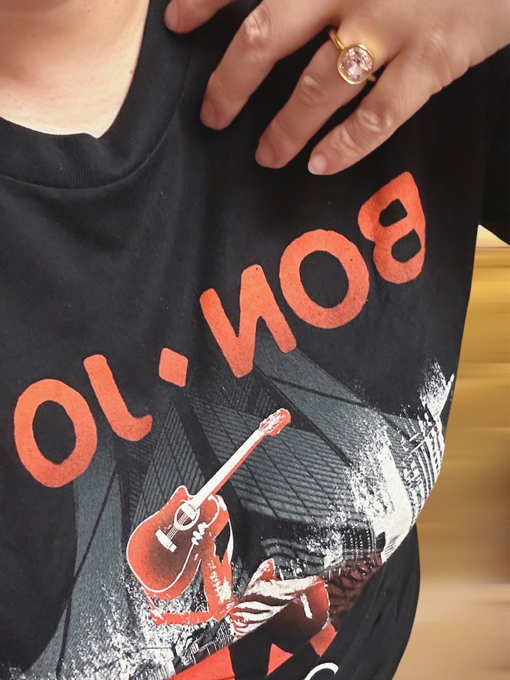 ブラック系のTシャツ/カットソー、ブルー系のデニムパンツ、ホワイト系のスニーカーを着用したレディースの秋コーディネートの4枚目の写真