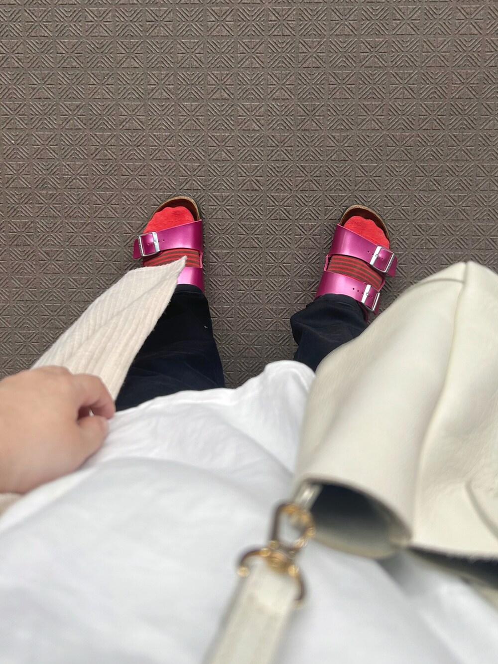 ベージュ系のカーディガン/ボレロ、ホワイト系のトップス、ホワイト系のトートバッグを着用したレディースの夏コーディネートの3枚目の写真