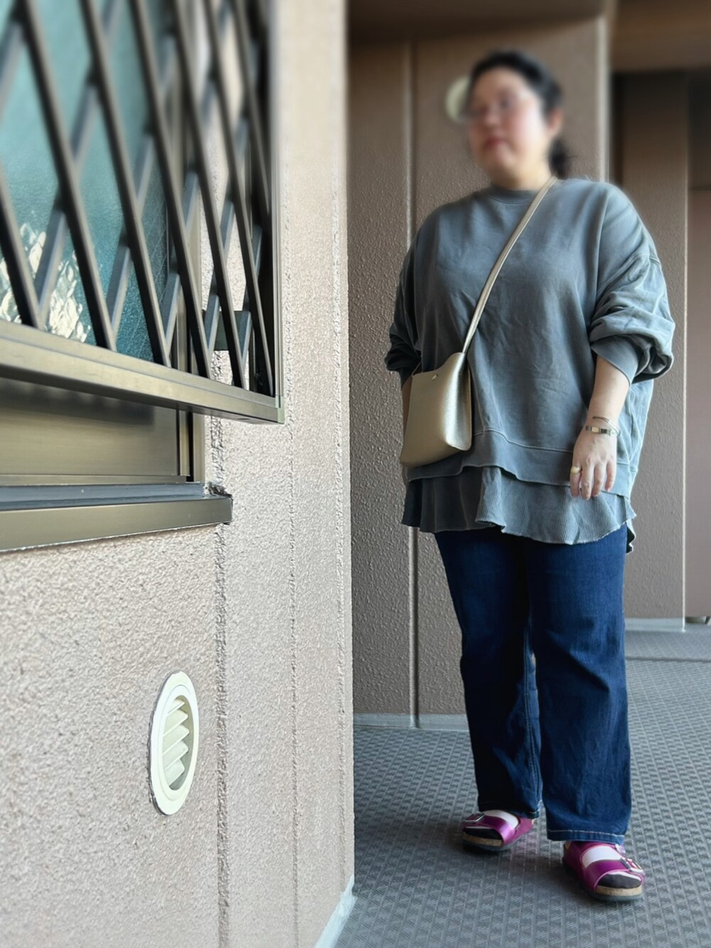 「スウェット、グレー、オーバーサイズ、ビッグシルエット、大人コーデ、シンプルコーデ、イエベ、メタリック、ミニショルダー、ちょっとそこまで、ぽっちゃり、大きいサイズ、plussize、4L、3XL」｜「MEDE19Fの3Lサイズ（スウェット、グレー系）」を使った、アユミ - オンガクスさん（骨格ストレート・レディース・155cm）の秋コーディネートの2枚目の写真
