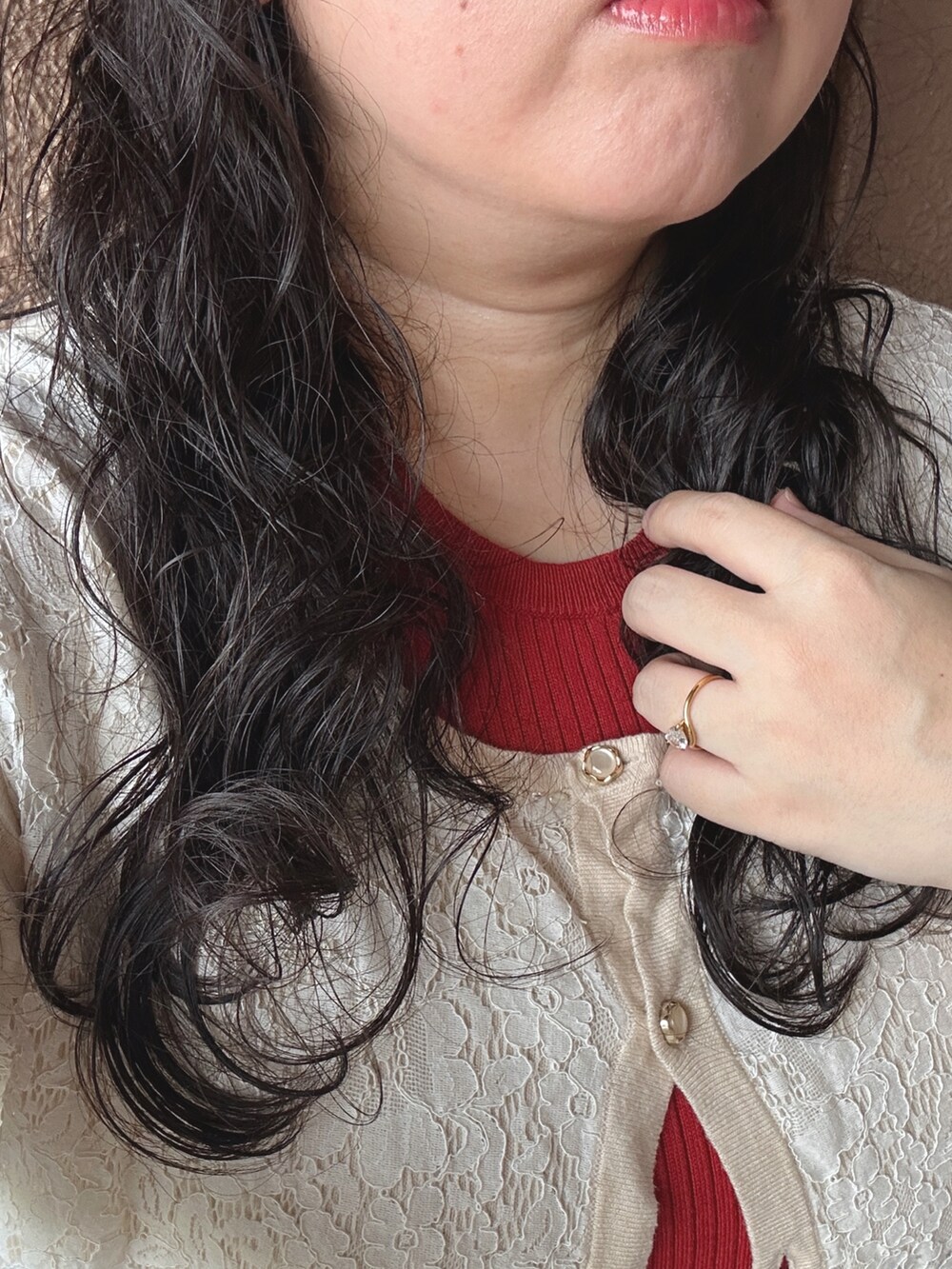 レッド系のワンピース、ベージュ系のカーディガン/ボレロ、ブラック系のトートバッグを着用したレディースの秋コーディネートの4枚目の写真