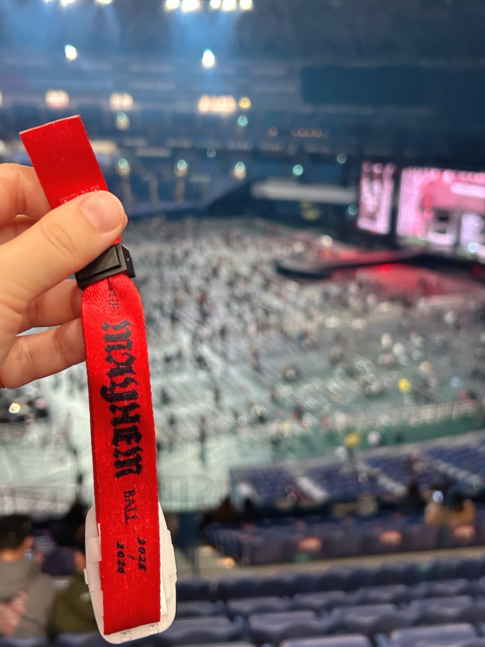 ピンク系のその他アウター、ブラック系のニット/セーター、ブラウン系のジャケット/アウターを着用したレディースの冬コーディネートの4枚目の写真