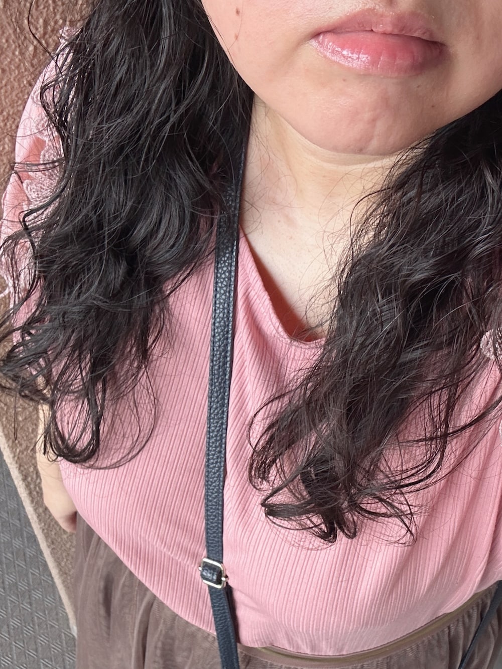 ブラウン系のスカート、ピンク系のTシャツ/カットソー、ブルー系のショルダーバッグを着用したレディースの秋コーディネートの3枚目の写真