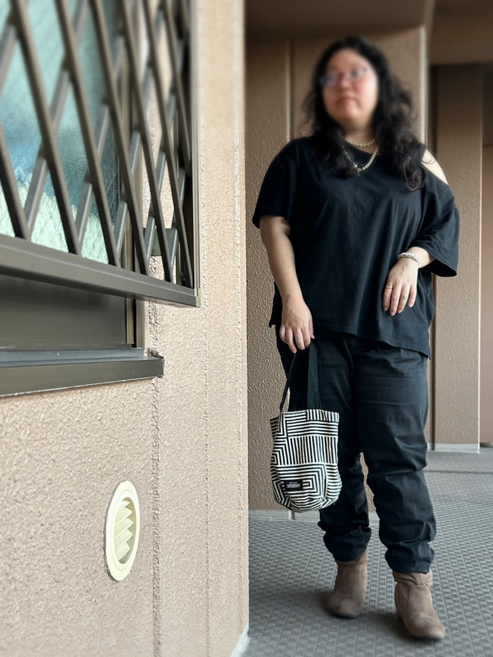 ブラック系のTシャツ/カットソー、その他のトートバッグ、ブラック系のその他パンツを着用したレディースの秋コーディネートの2枚目の写真