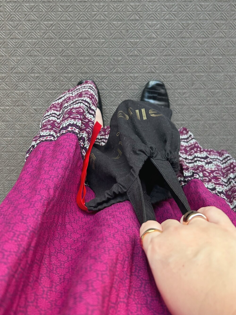 ピンク系のワンピース、ブラック系のトートバッグ、ホワイト系のその他パンツを着用したレディースの秋コーディネートの2枚目の写真