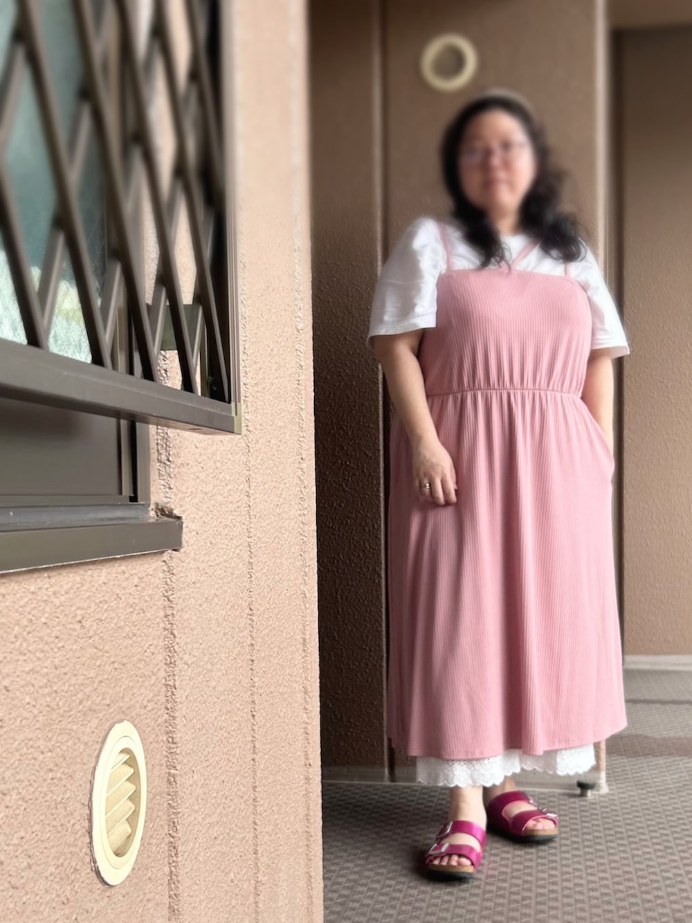 ピンク系のワンピース、ホワイト系のTシャツ/カットソー、ホワイト系のその他パンツを着用したレディースの夏コーディネートの2枚目の写真