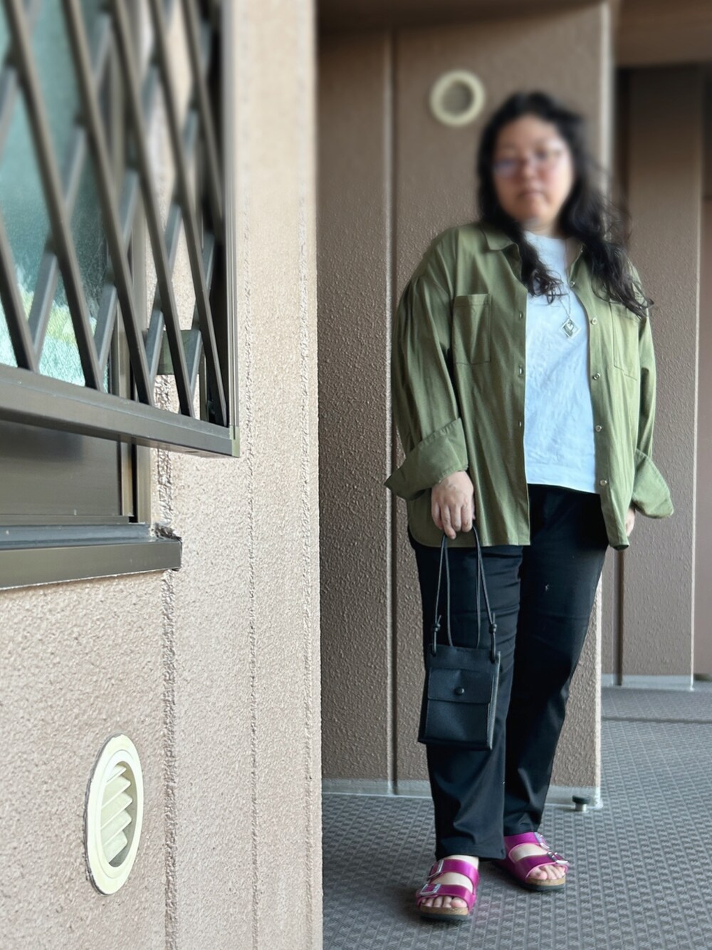 グリーン系のシャツ/ブラウス、ブラック系のその他パンツ、ピンク系のサンダルを着用したレディースの秋コーディネートの2枚目の写真