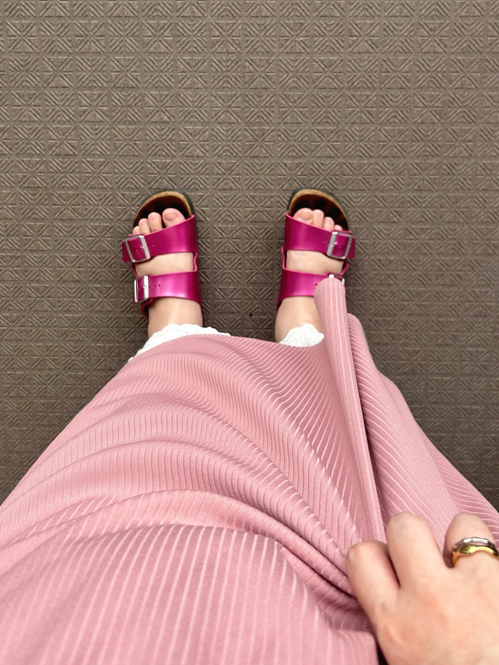 ピンク系のワンピース、ホワイト系のTシャツ/カットソー、ホワイト系のその他パンツを着用したレディースの夏コーディネートの3枚目の写真