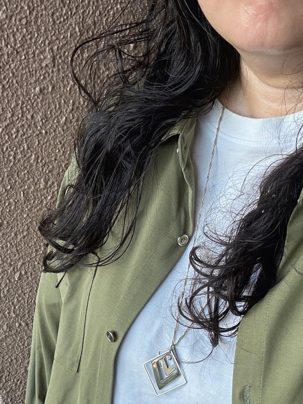 グリーン系のシャツ/ブラウス、ブラック系のその他パンツ、ピンク系のサンダルを着用したレディースの秋コーディネートの5枚目の写真