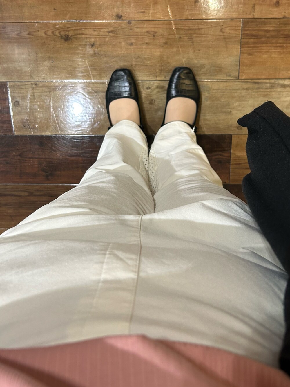 ピンク系のTシャツ/カットソー、ホワイト系のパンツ、ブラック系のバレエシューズを着用したレディースの夏コーディネートの2枚目の写真