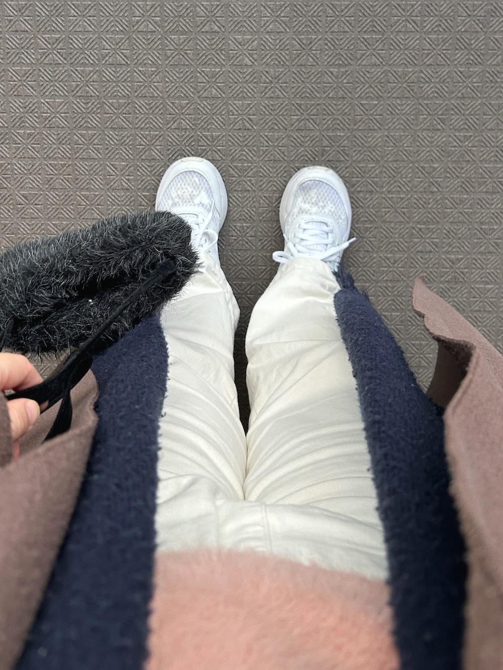 ピンク系のニット/セーター、ホワイト系のTシャツ/カットソー、ブルー系のカーディガン/ボレロを着用したレディースの冬コーディネートの4枚目の写真