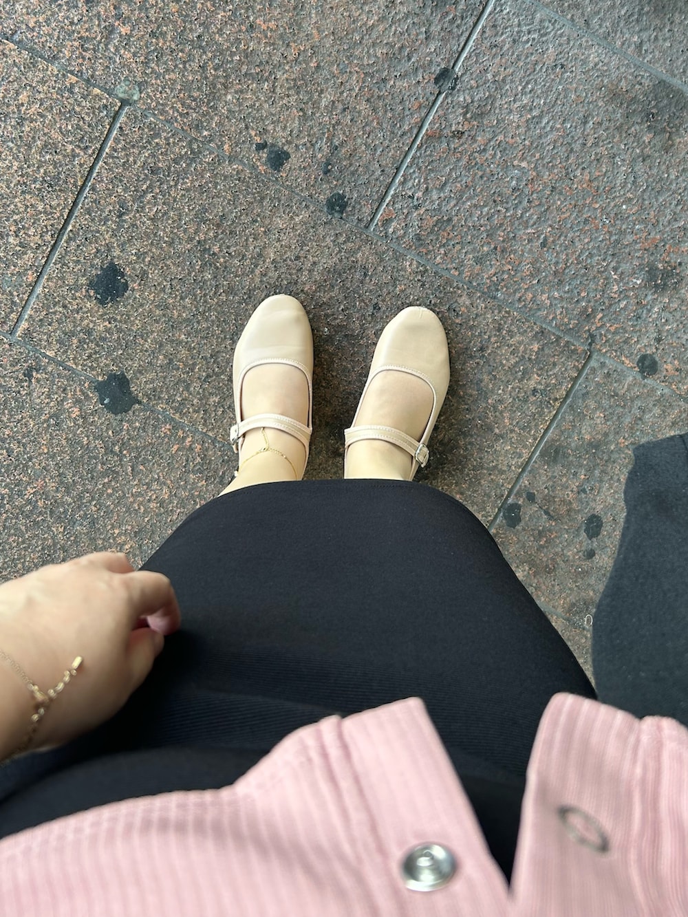 ピンク系のワンピース、ブラック系のスカート、ベージュ系のバレエシューズを着用したレディースの夏コーディネートの2枚目の写真