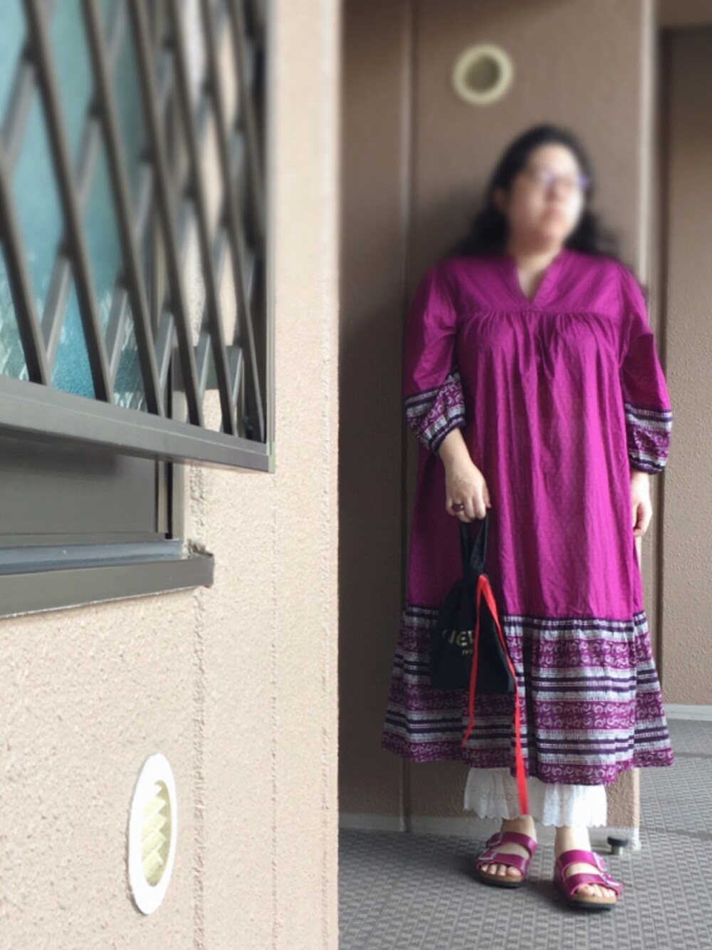 ブラック系のトートバッグ、ホワイト系のその他パンツ、ピンク系のサンダルを着用したレディースの秋コーディネートの2枚目の写真