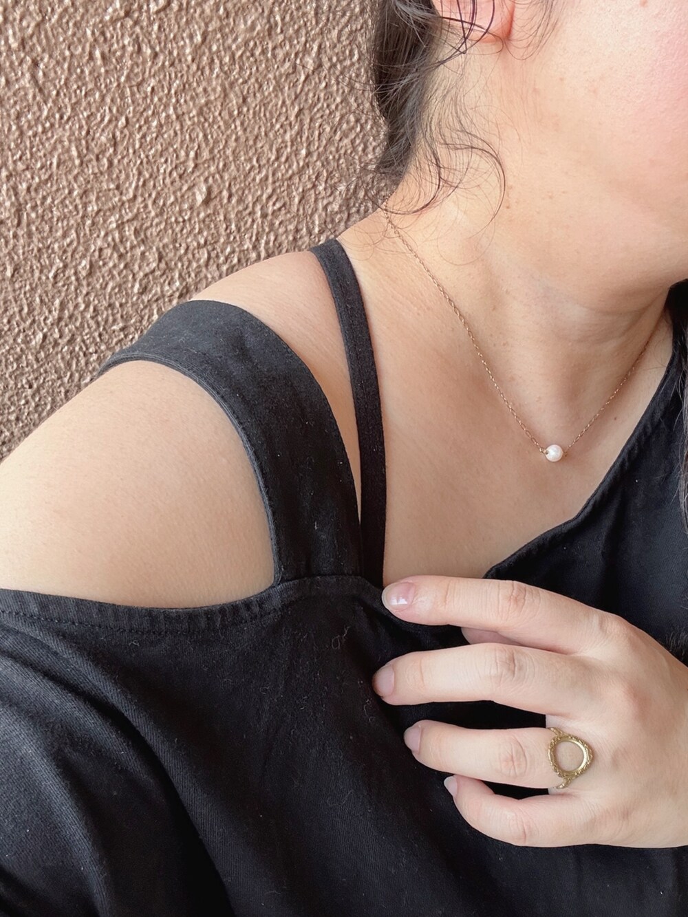 グリーン系のカーゴパンツ、ブラック系のTシャツ/カットソー、ピンク系のサンダルを着用したレディースの秋コーディネートの5枚目の写真