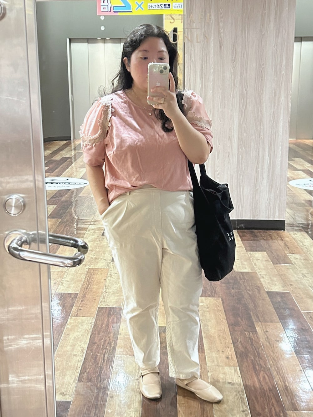 ピンク系のTシャツ/カットソー、ホワイト系のパンツ、ベージュ系のバレエシューズを着用したレディースの秋コーディネートの2枚目の写真