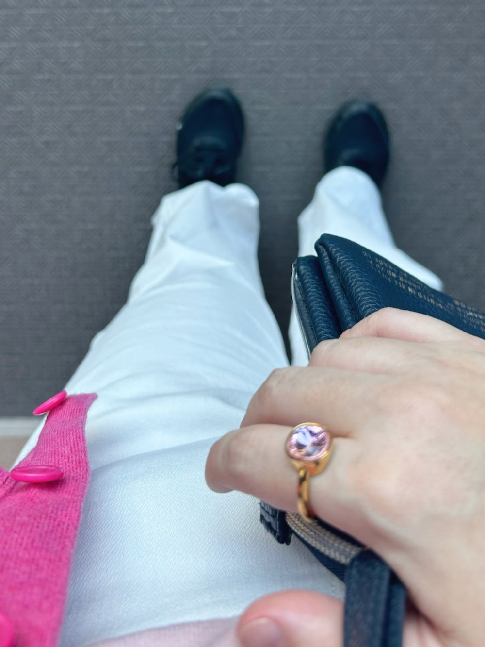 ピンク系のカーディガン/ボレロ、ピンク系のニット/セーター、ブルー系のショルダーバッグを着用したレディースの秋コーディネートの2枚目の写真