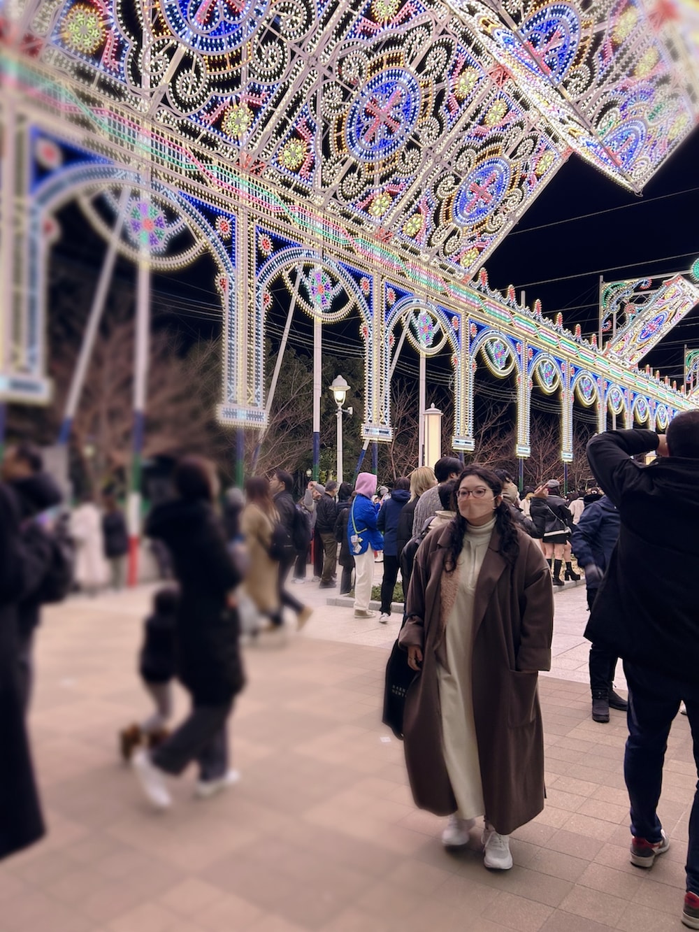 ベージュ系のジャンパースカート、ピンク系のニット/セーター、ホワイト系のニット/セーターを着用したレディースの冬コーディネートの2枚目の写真