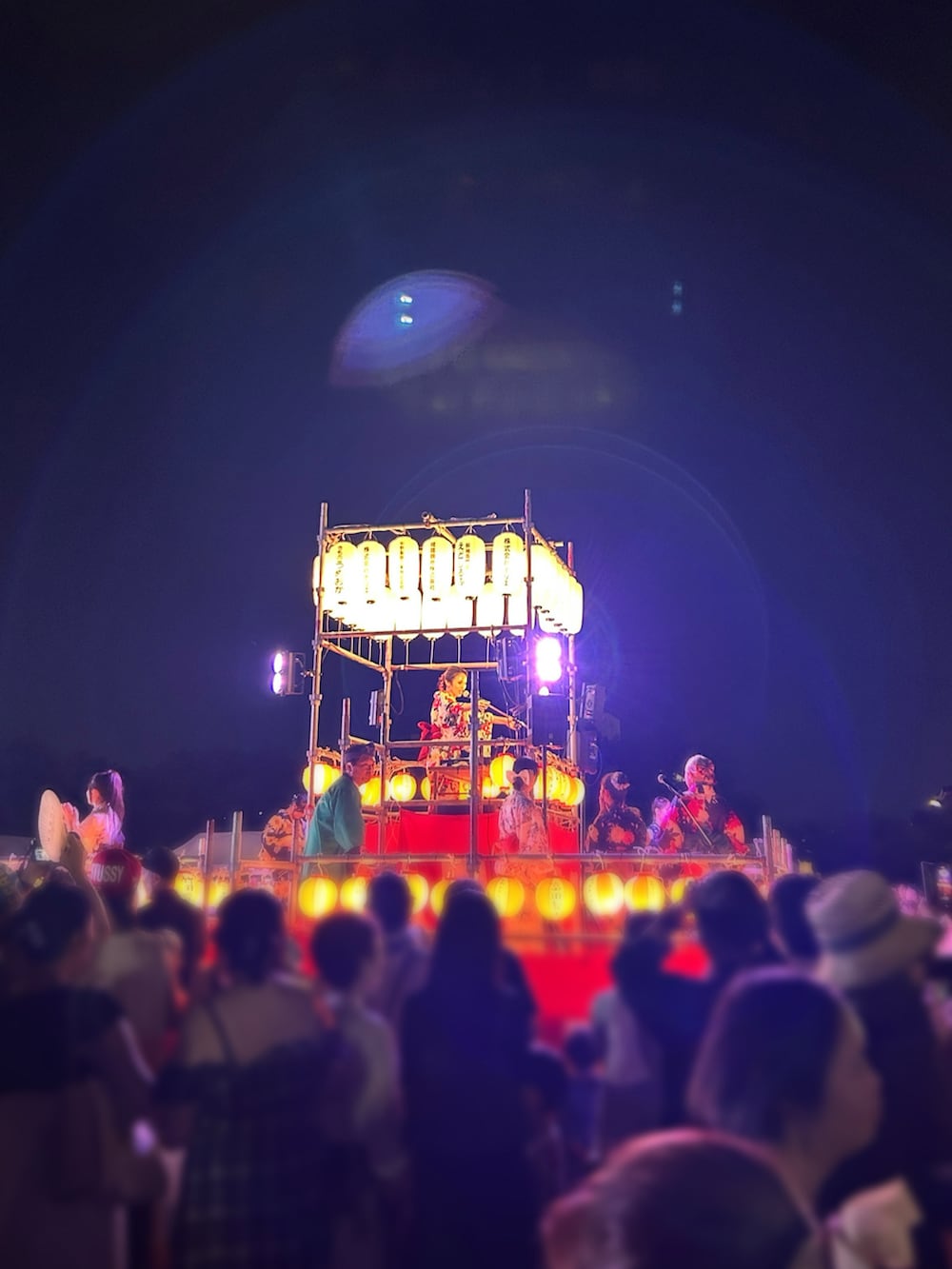 ブラック系のTシャツ/カットソー、ブルー系のデニムパンツ、ホワイト系のスニーカーを着用したレディースの秋コーディネートの5枚目の写真