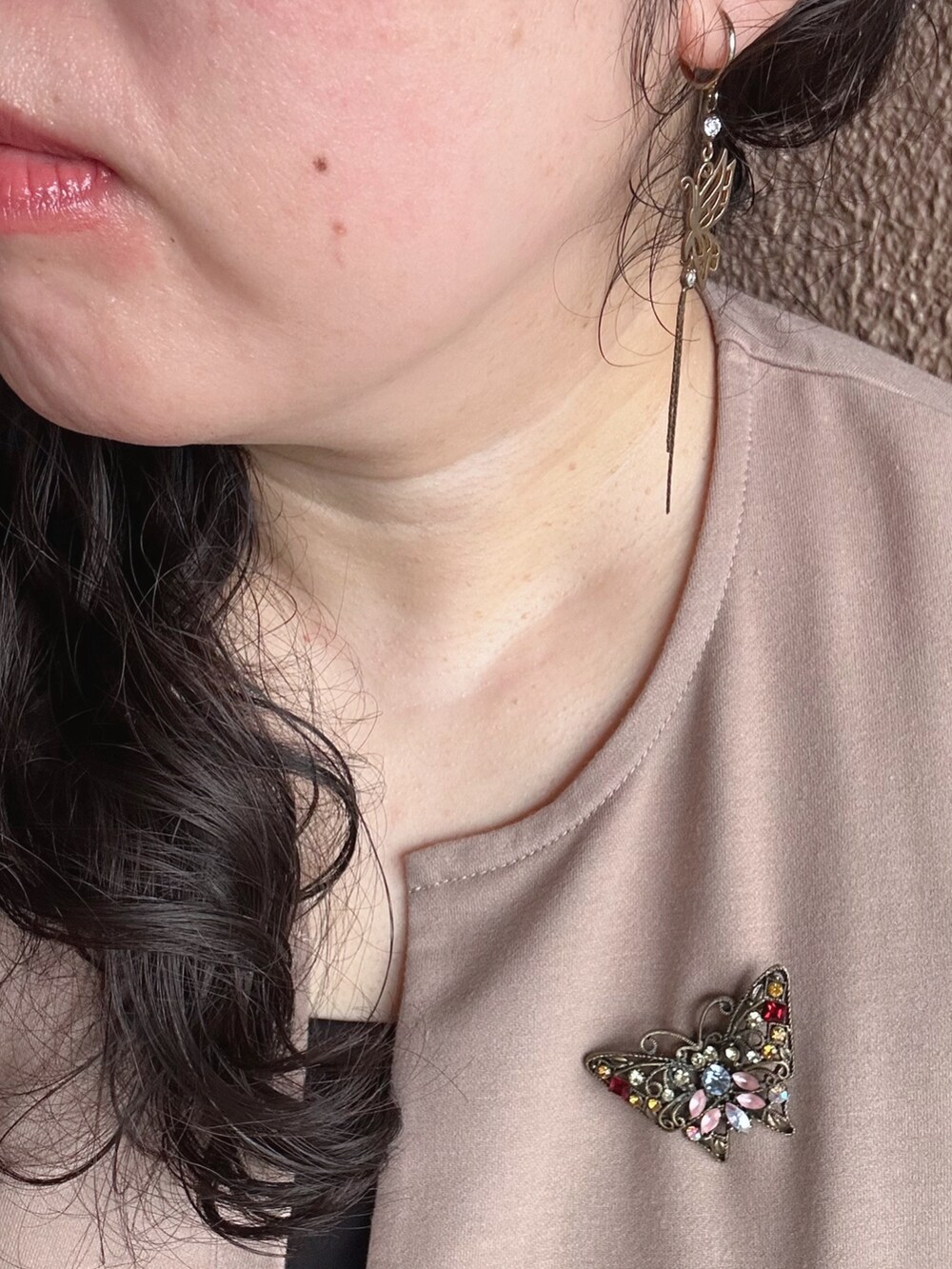 ベージュ系のワンピース、ブラック系のトートバッグ、ブラック系のワンピースを着用したレディースの夏コーディネートの5枚目の写真