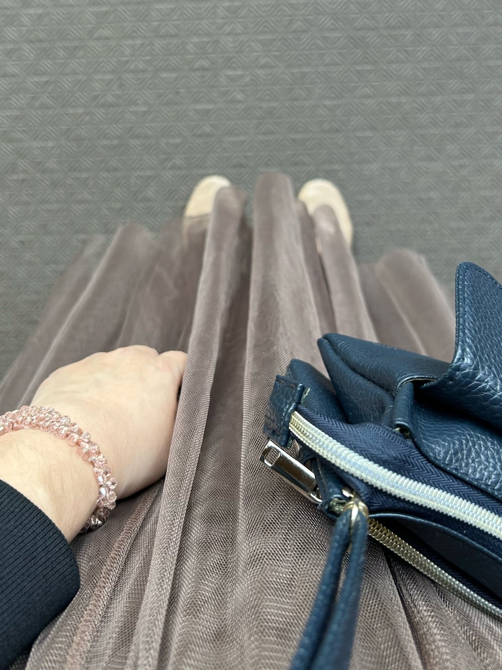 ブラウン系のスカート、その他のTシャツ/カットソー、ブルー系のショルダーバッグを着用したレディースの夏コーディネートの3枚目の写真