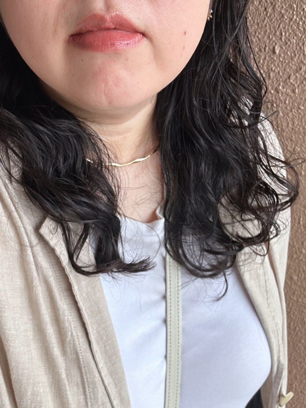 ベージュ系のその他アウター、ホワイト系のトートバッグ、ホワイト系のTシャツ/カットソーを着用したレディースの春コーディネートの2枚目の写真