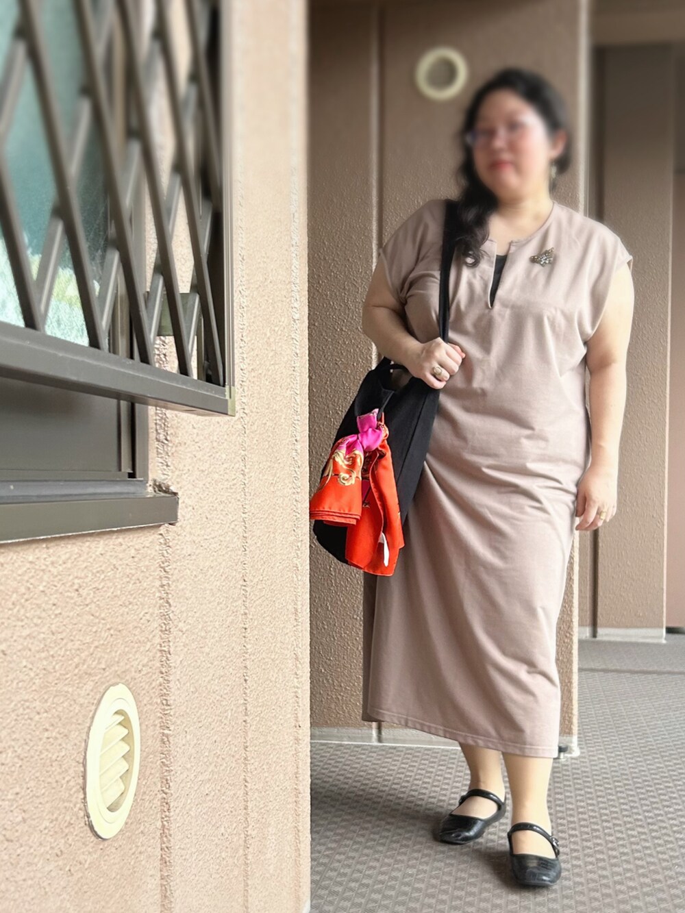 ベージュ系のワンピース、ブラック系のトートバッグ、ブラック系のワンピースを着用したレディースの夏コーディネートの3枚目の写真