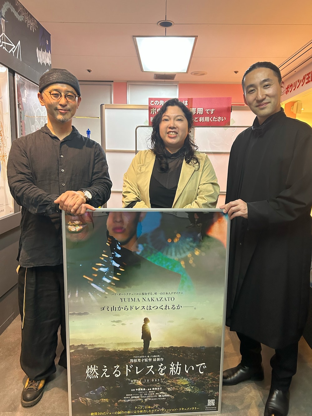 ブラック系のワンピース、ブラック系のTシャツ/カットソー、ベージュ系のジャケット/アウターを着用したレディースの夏コーディネートの2枚目の写真