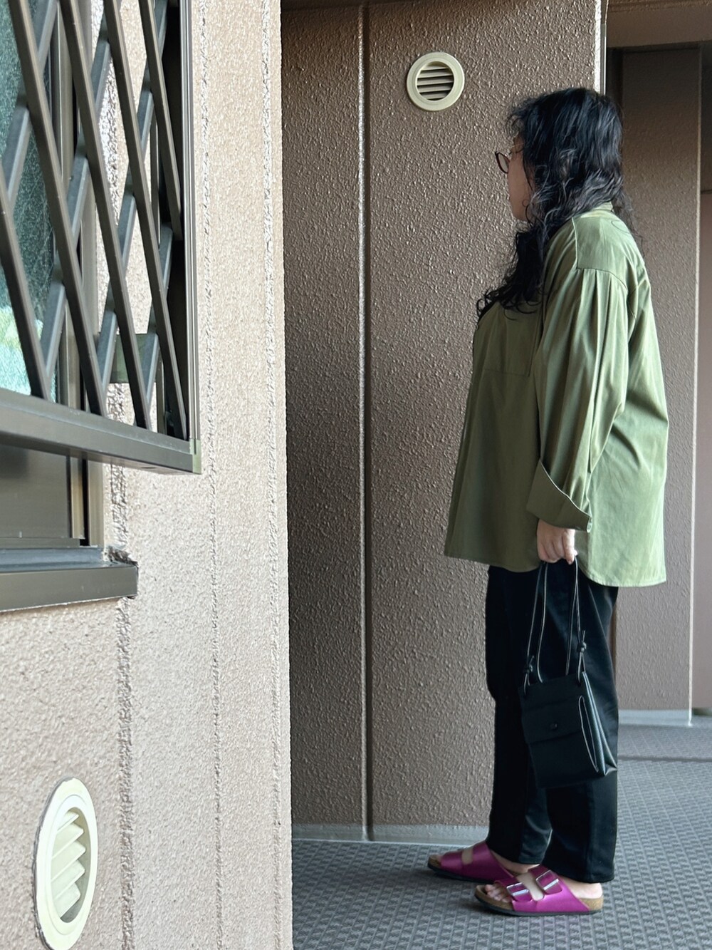 グリーン系のシャツ/ブラウス、ブラック系のその他パンツ、ピンク系のサンダルを着用したレディースの秋コーディネートの3枚目の写真