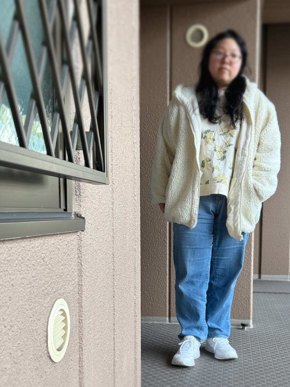 イエロー系のスウェット、その他のパンツ、ホワイト系のスニーカーを着用したレディースの秋コーディネートの4枚目の写真