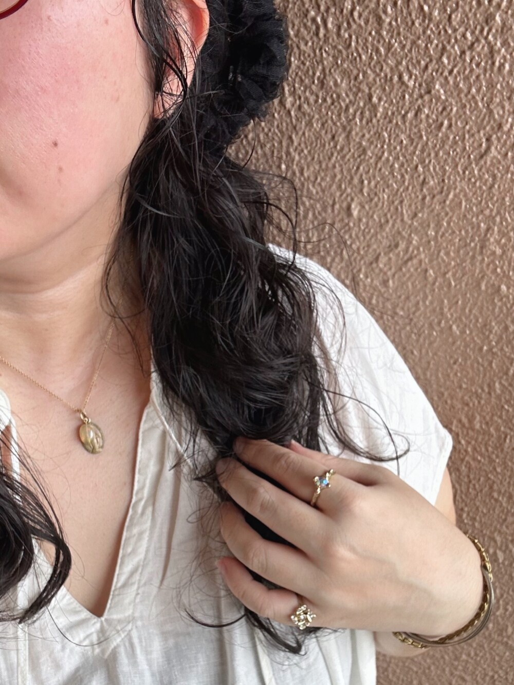 ホワイト系のシャツ/ブラウス、ブルー系のデニムパンツ、ホワイト系のスニーカーを着用したレディースの夏コーディネートの5枚目の写真